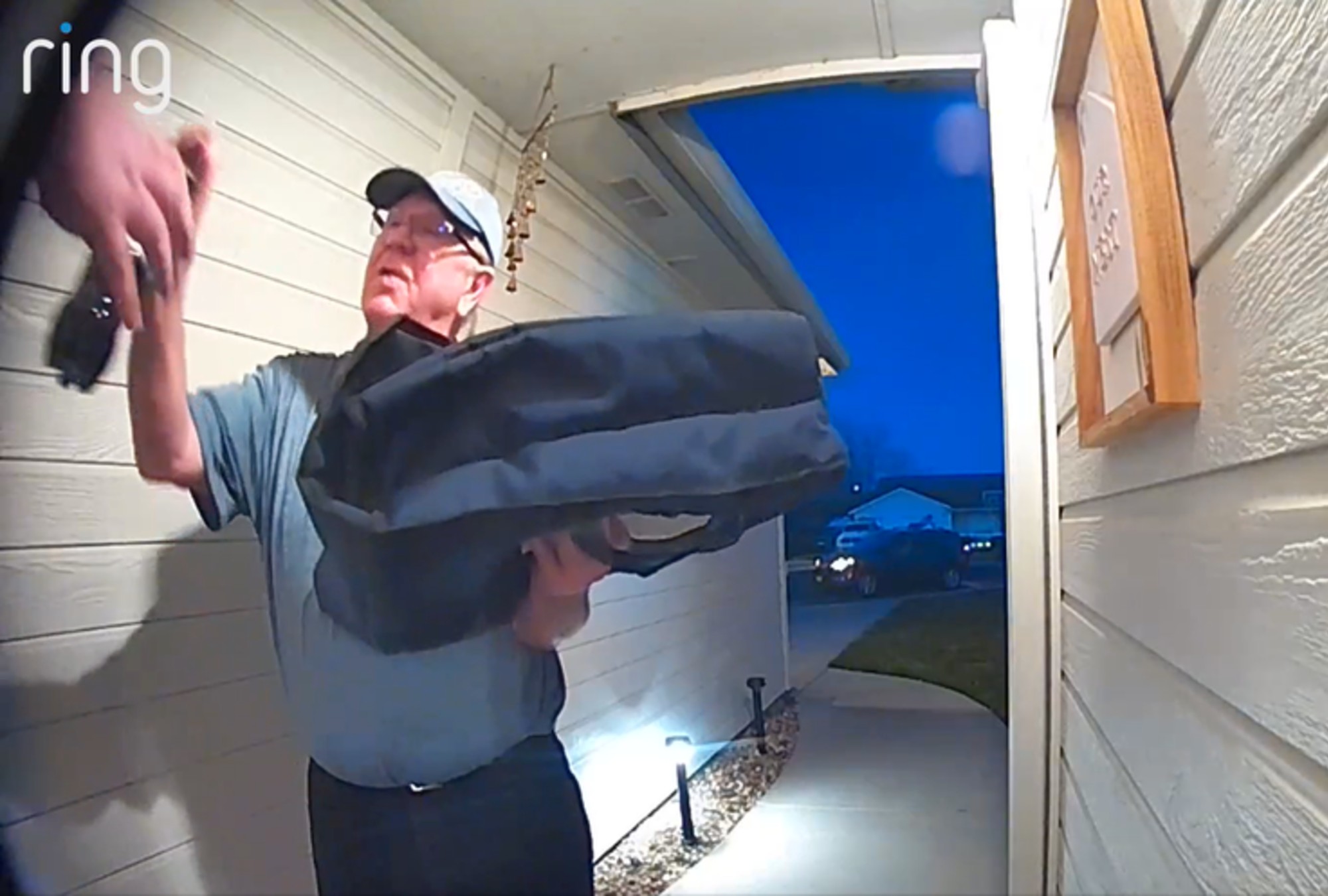 La historia de Dan Simpson funciona porque condensa varias cosas al mismo tiempo: la fragilidad financiera de muchos trabajadores mayores.