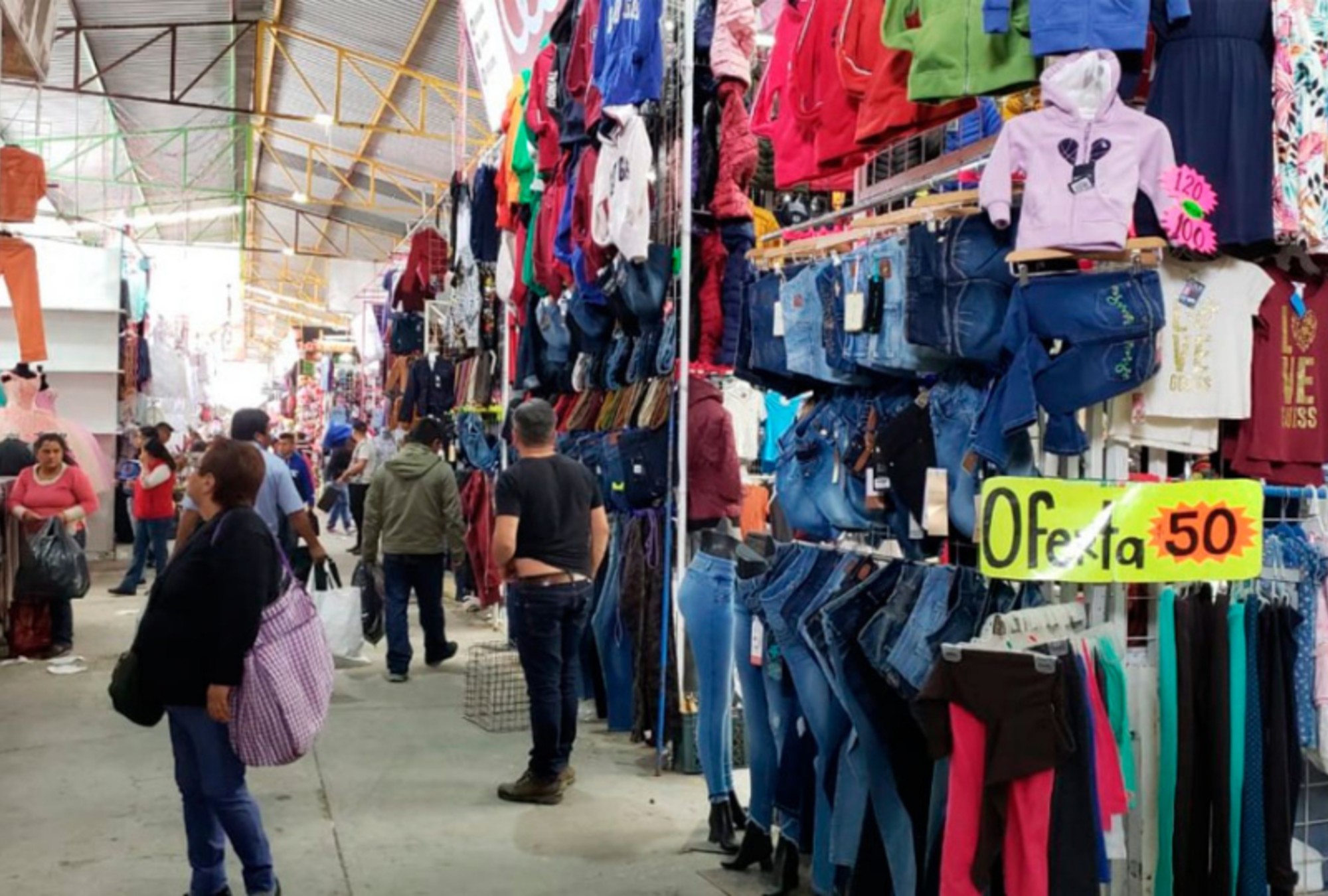 Tianguis Texmelucan Puebla: comercio, ropa y economía popular en México.