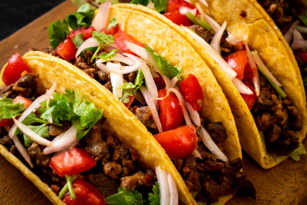 Cómo iniciar un negocio de tacos de guisado y convertirlo en una fuente de ingresos rentable