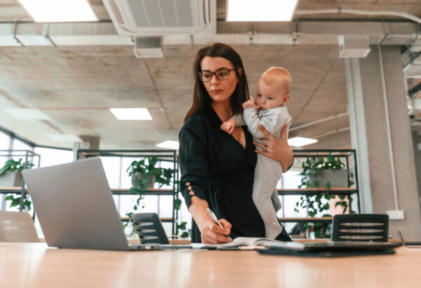 Cómo apoyar a las mamás de tu equipo para no perder talento valioso: políticas que puedes implementar desde hoy