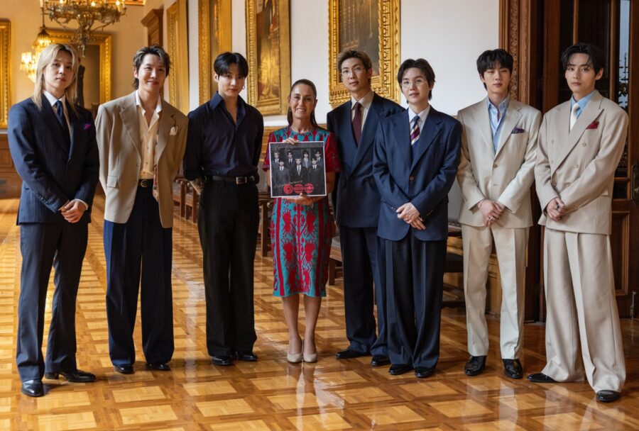 BTS recorrió Palacio Nacional durante su visita oficial a México. en mayo | Imagen: @Claudiashein