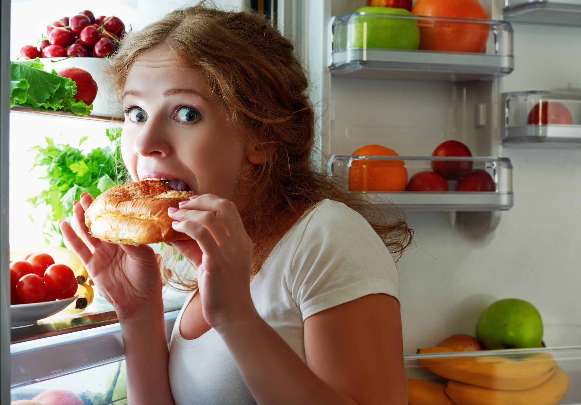 ¿Cena a las 10 pm? Expertos advierten sobre el impacto metabólico de comer tarde.