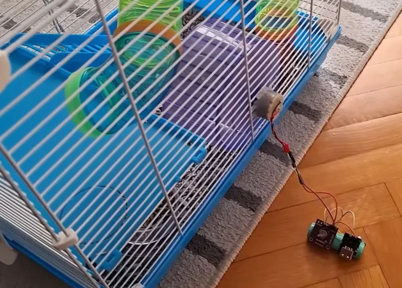 El creador reutilizó baterías de un scooter eléctrico y componentes reciclados | Imagen: Flamethrower vía YouTube
