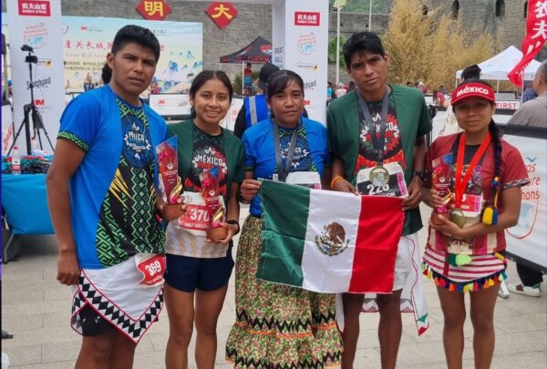 Atletas rarámuris y mixtecas conquistan Maratón de la Muralla China: oro, plata y bronce para México