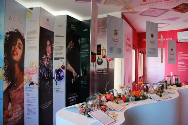 Avon celebra 140 años con una exposición inmersiva sobre perfume en Jalisco