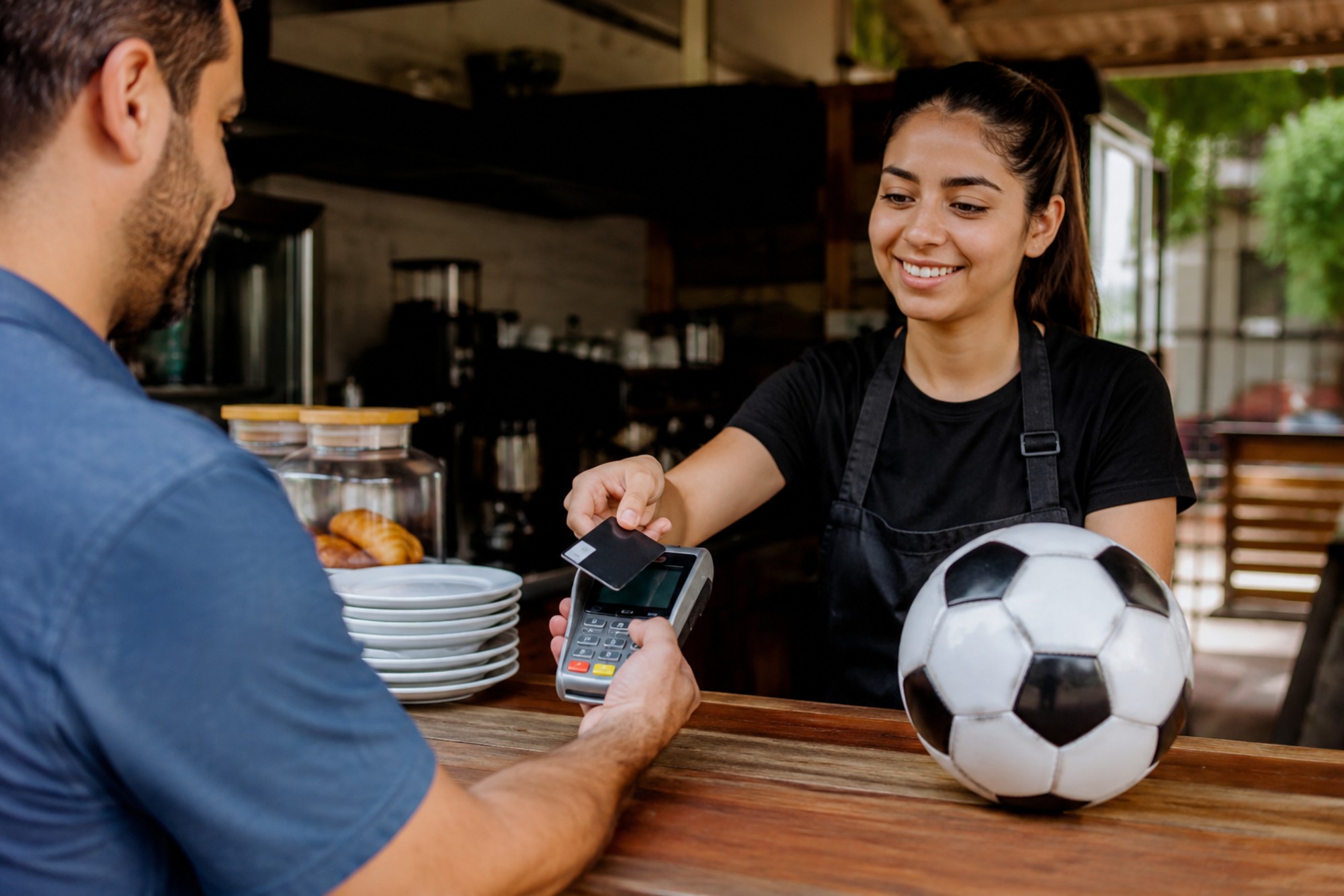 Los pequeños negocios buscan ganar una parte de la derrama económica que dejará el Mundial 2026.