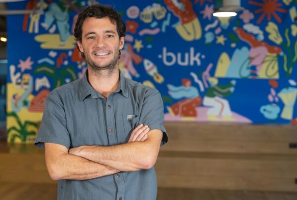 El CEO que pensó construir una empresa de 10 personas… y terminó liderando una organización de más de 2,000 colaboradores