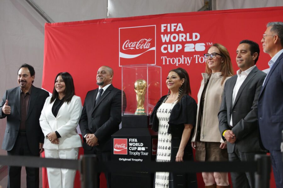 El Trofeo Original de la Copa Mundial llegó a la Ciudad de México como última parada de su gira nacional | Imagen: Cortesía Coca-Cola