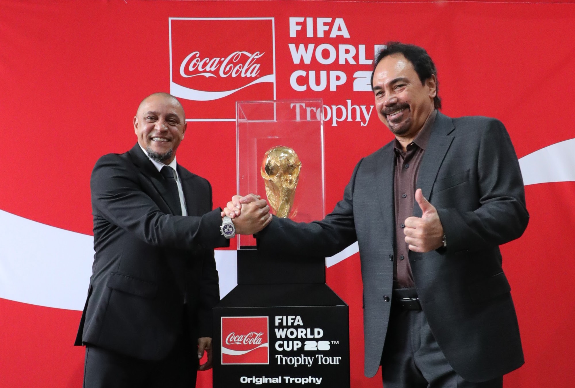 Roberto Carlos y Hugo Sánchez acompañaron la presentación del trofeo en la capital.
