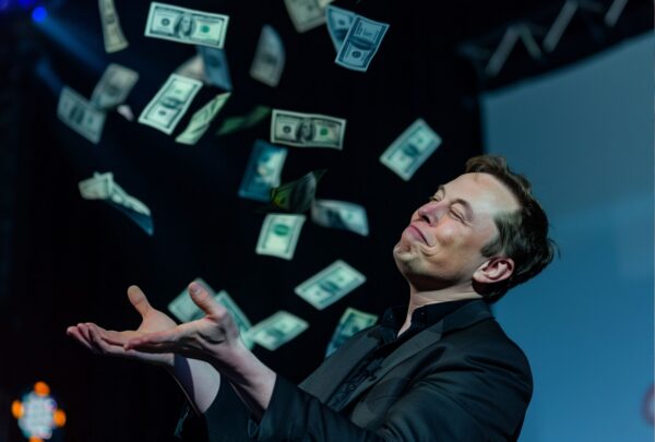 Elon Musk podría dar 100 dólares a cada habitante del planeta y aún ser más rico que el CEO de Nvidia: Informe
