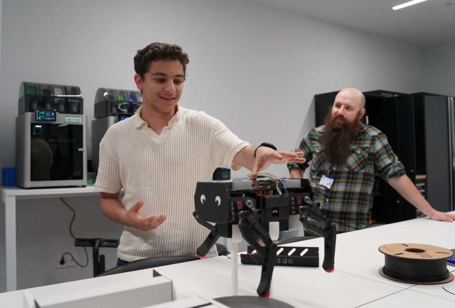 La inteligencia artificial está obligando a las universidades a replantear cómo preparan a los estudiantes para un mercado laboral donde las tareas de ejecución son cada vez más automatizadas | Imagen: Cortesía