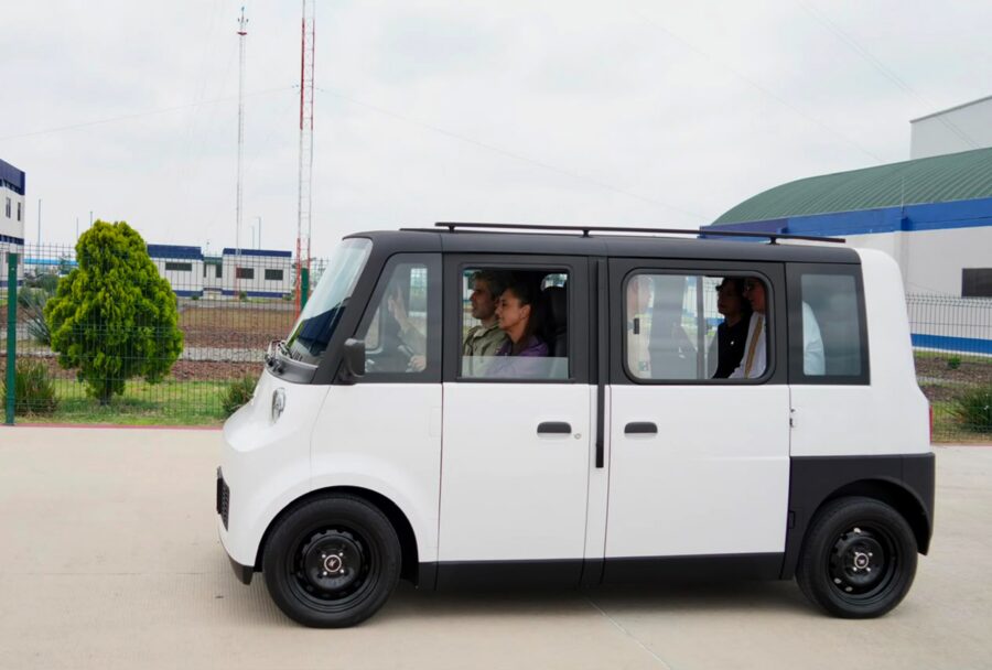 Sheinbaum conduce Olinia, el primer vehículo eléctrico mexicano que costará 150,000 pesos