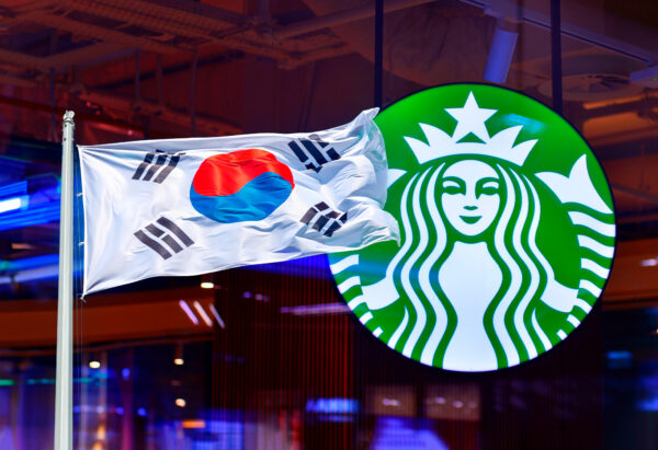 Starbucks cierra más de 2,000 sucursales en Corea del Sur tras escándalo por campaña ofensiva y despido de su CEO