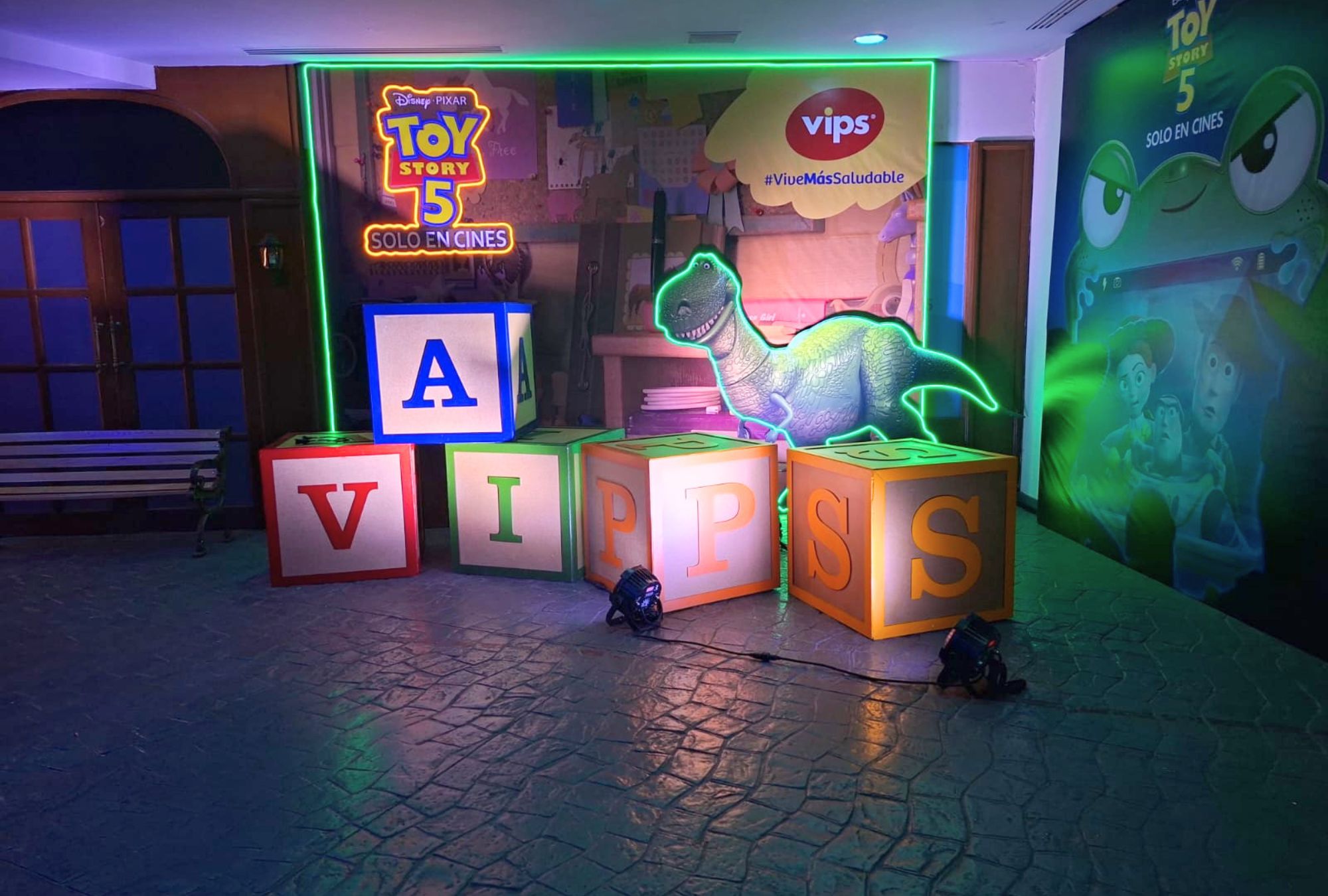 Vips celebra una década de colaboración con Disney a través de una experiencia inspirada en Toy Story 5.