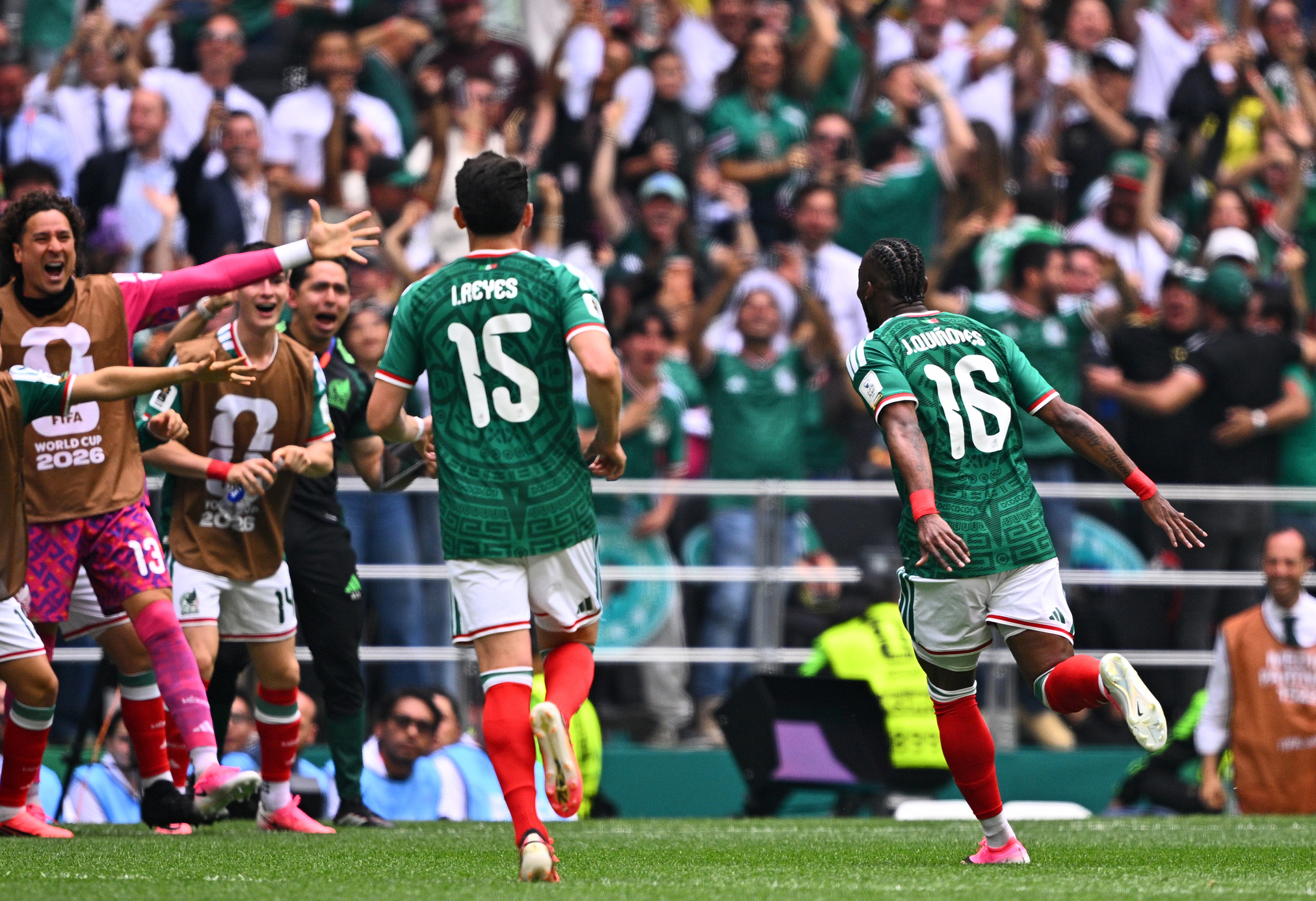 El delantero mexicano marcó cuatro goles.