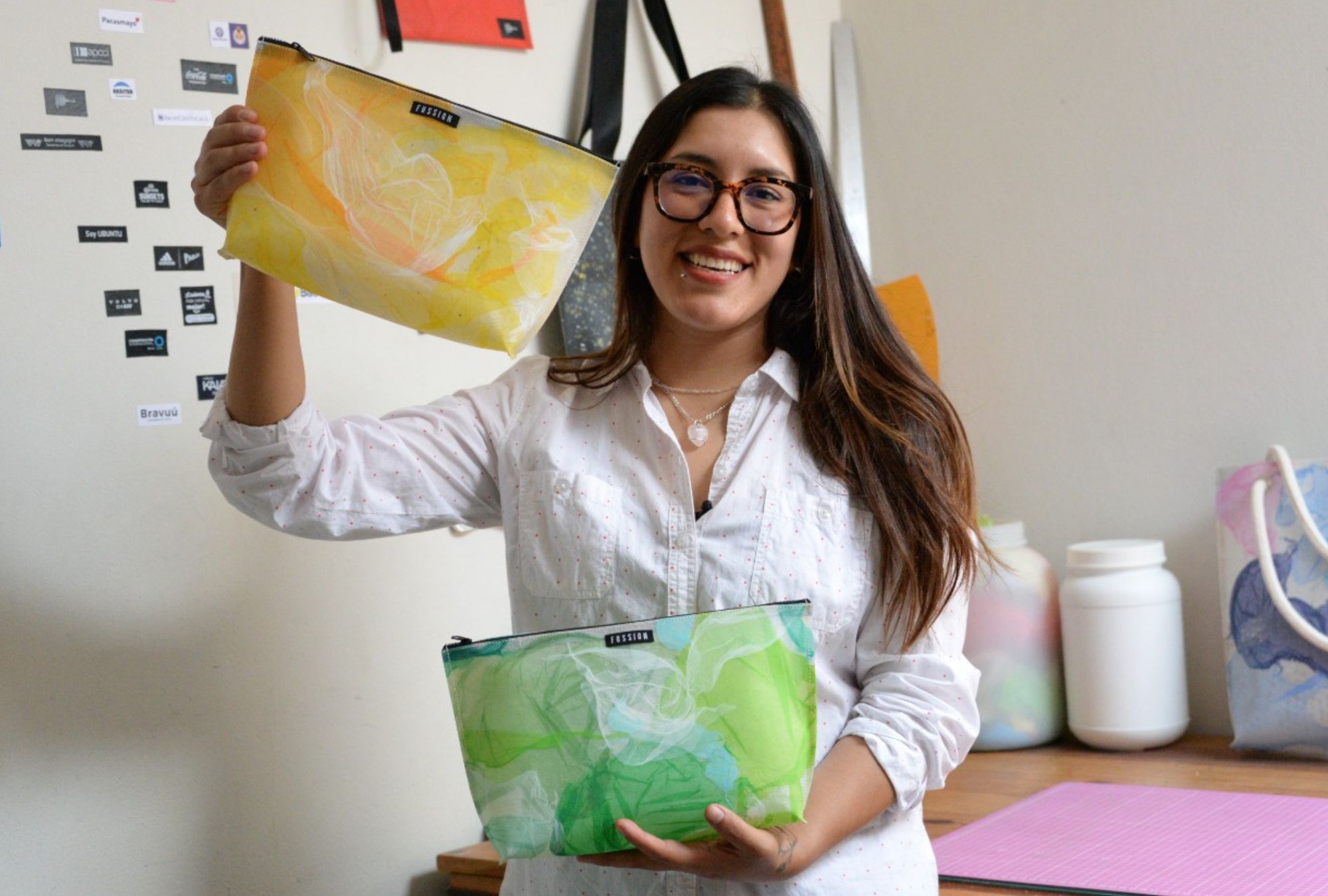 Fussion Perú utiliza bolsas plásticas recuperadas para fabricar un material conocido como cuero plástico.