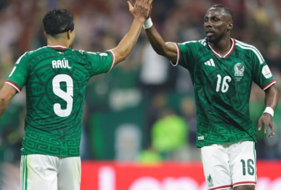El delantero mexicano marcó cuatro goles.