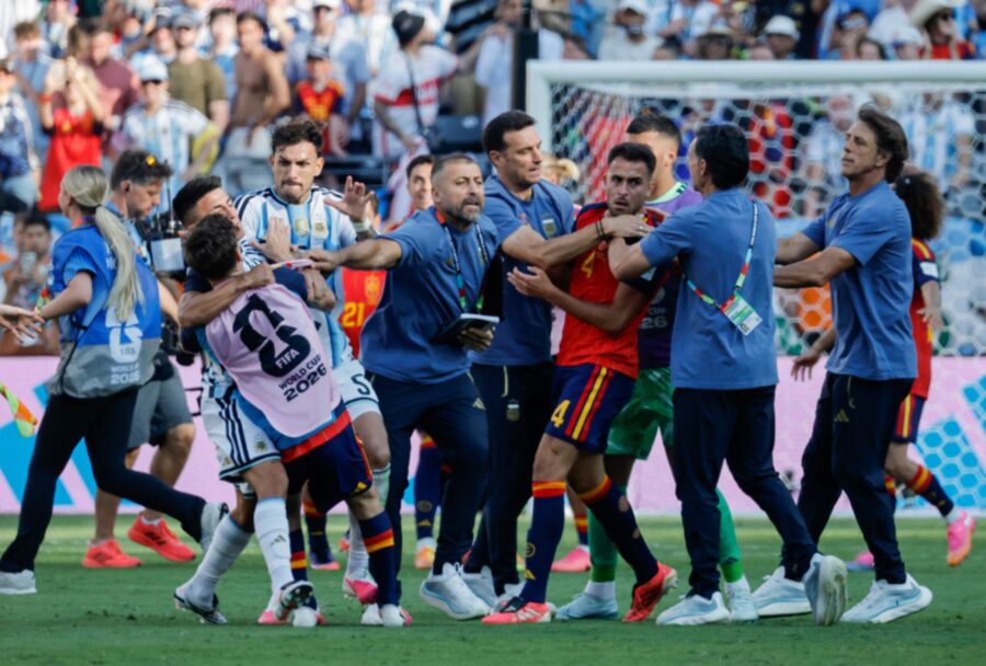 Leandro Paredes protagonizó un altercado con jugadores españoles después del silbatazo final, en medio de la tensión provocada por la derrota argentina | Imagen: EFE