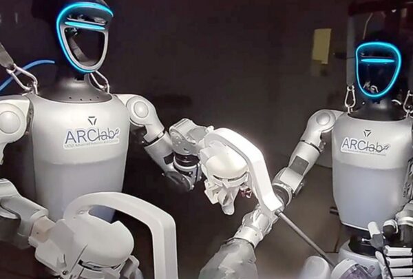 Robots humanoides entraron al quirófano y completaron cirugías por primera vez