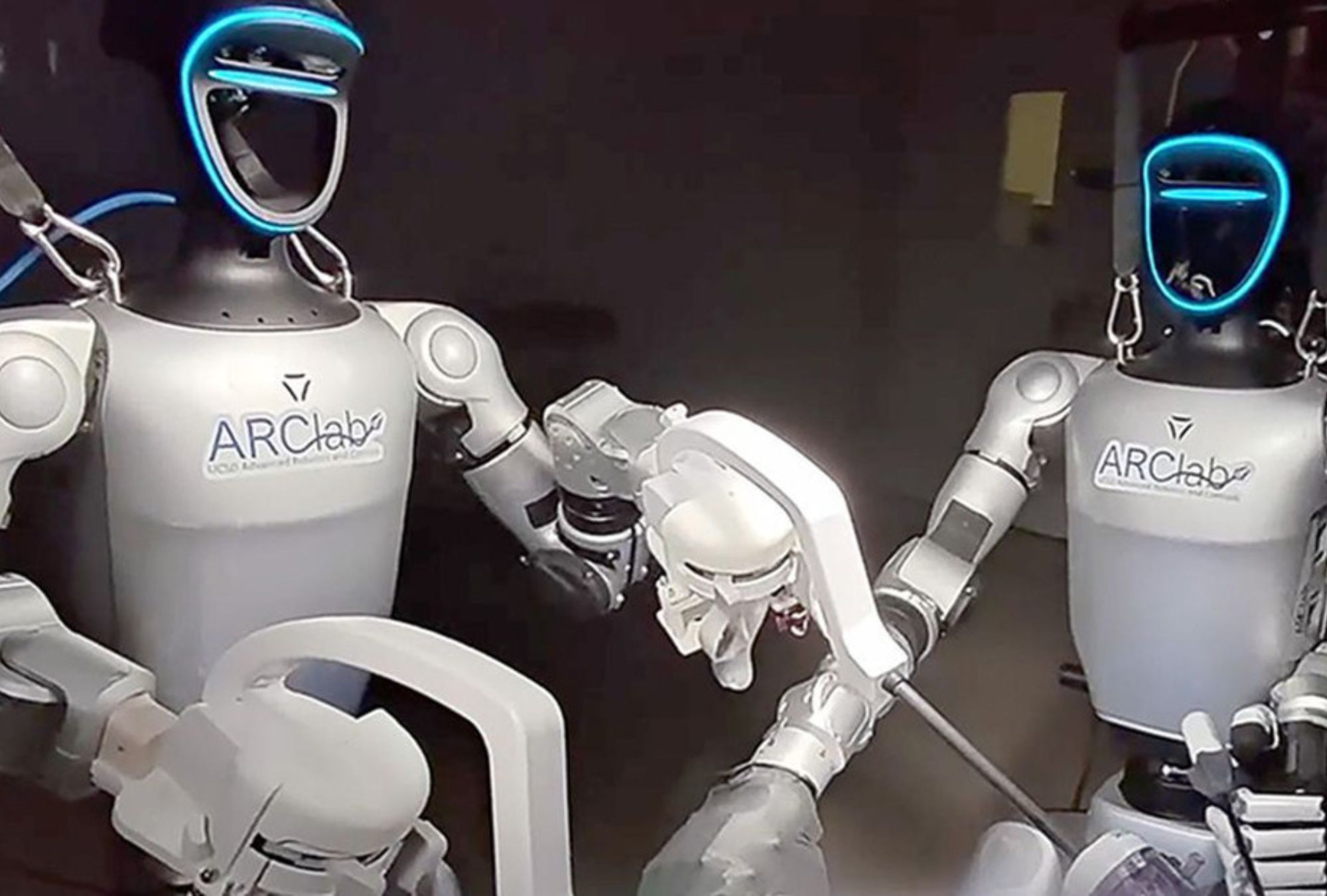 Robots humanoides completaron dos cirugías teleoperadas durante un ensayo preclínico de UC San Diego.