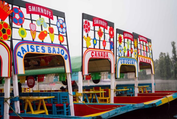 Remeros de Xochimilco reciben capacitación y equipo para atender turistas