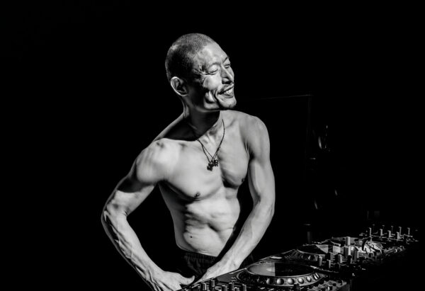 ¥ØU$UK€ ¥UK1MAT$U, el DJ japonés que renunció como obrero tras vencer el cáncer, vuelve a México