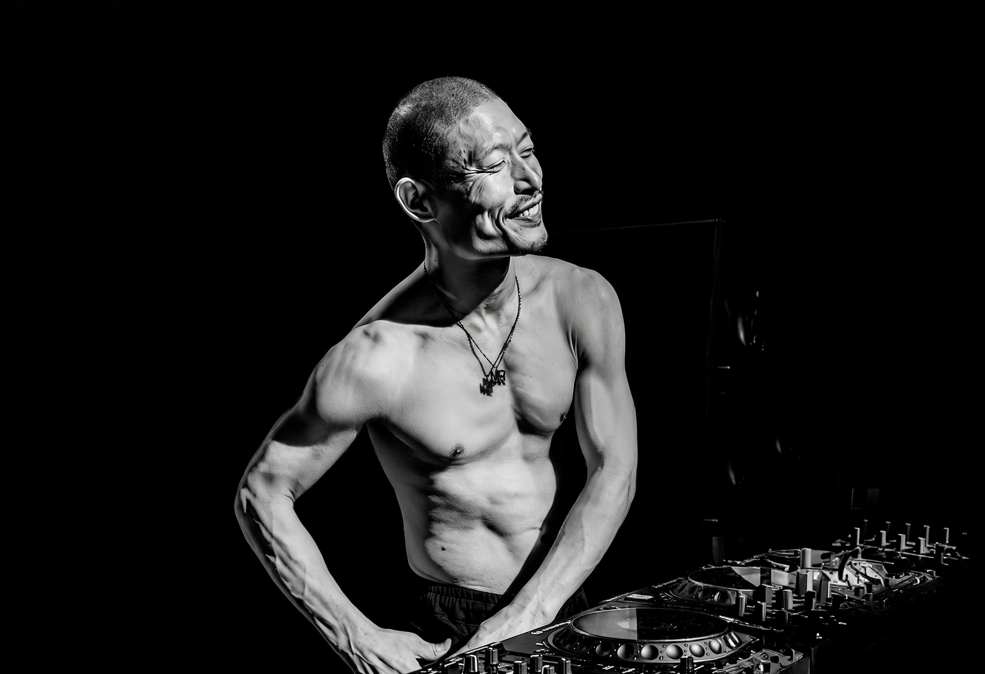 Conoce la historia de ¥ØU$UK€ ¥UK1MAT$U, el DJ japonés que pasó de la construcción a los escenarios más importantes del mundo tras vencer un tumor cerebral.