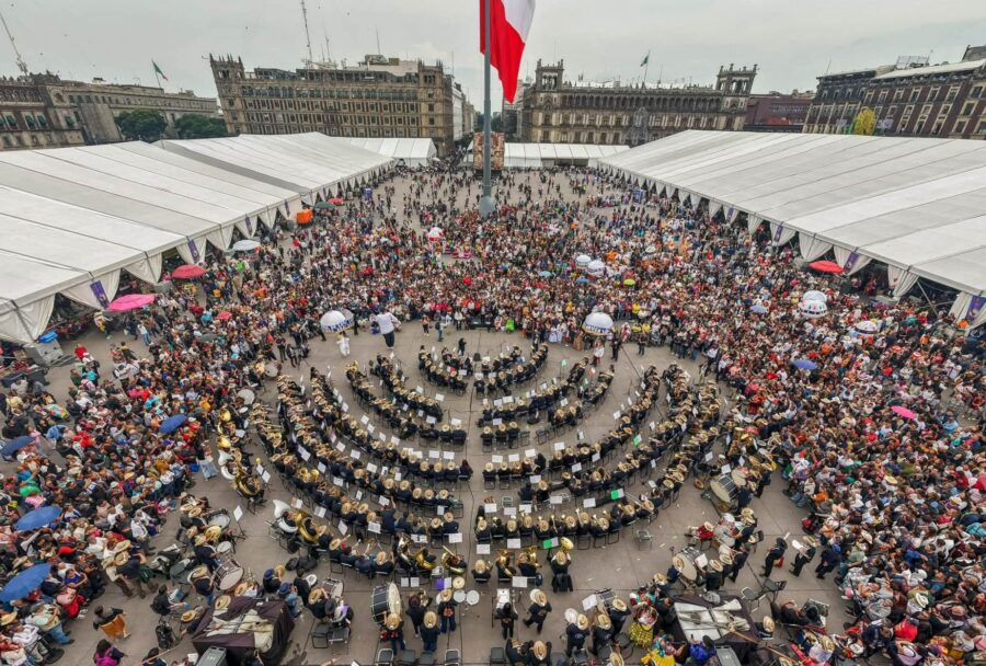 La XII Fiesta de las Culturas Indígenas combinó música y danza con venta de gastronomía, textiles y artesanías | Imagen: Cortesía