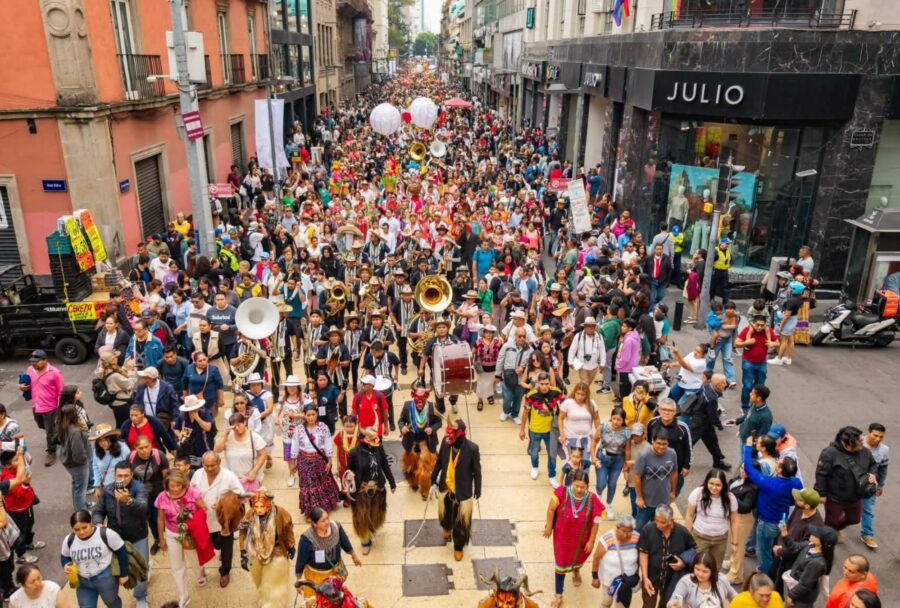 Más de 300 músicos de 12 bandas tradicionales integraron la Banda Monumental Oaxaqueña que se presentó en el Zócalo | Imagen: Cortesía