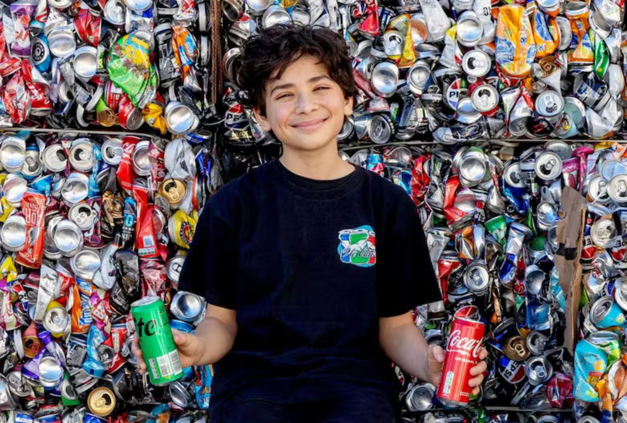 Ryan Hulance comenzó a recolectar latas alrededor de los 10 años y hoy procesa cerca de una tonelada de aluminio al mes.