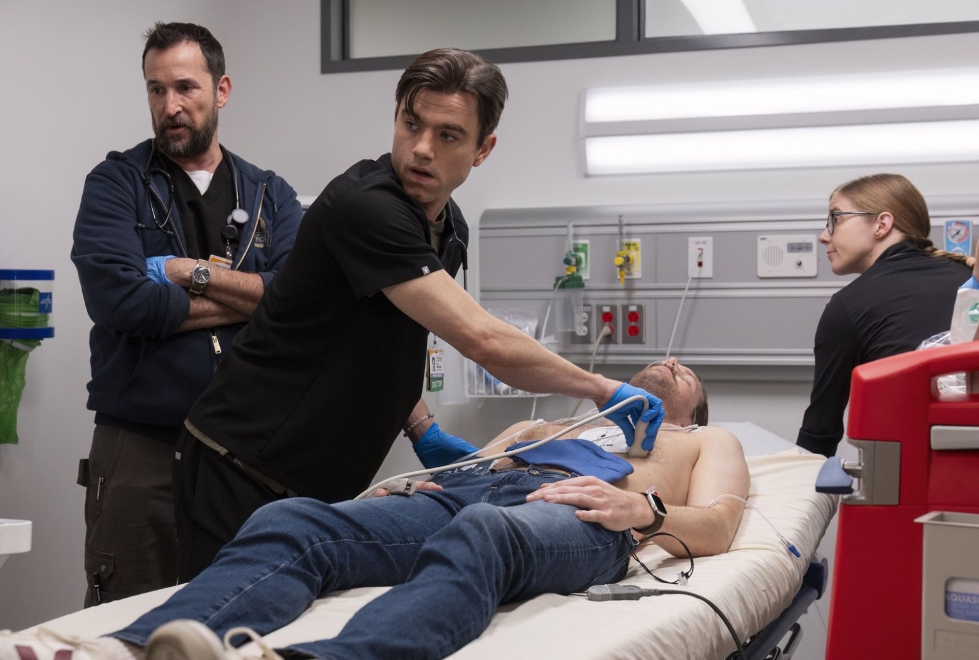 Noah Wyle utiliza uniformes médicos FIGS como Dr. Robby en The Pitt.