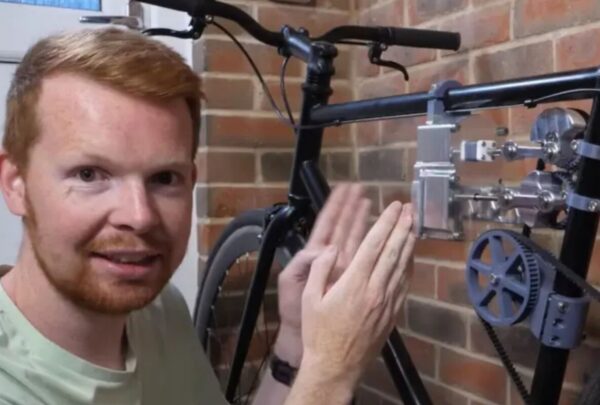 Crean bicicleta con un motor de 1816 que no necesita batería eléctrica (VIDEO)