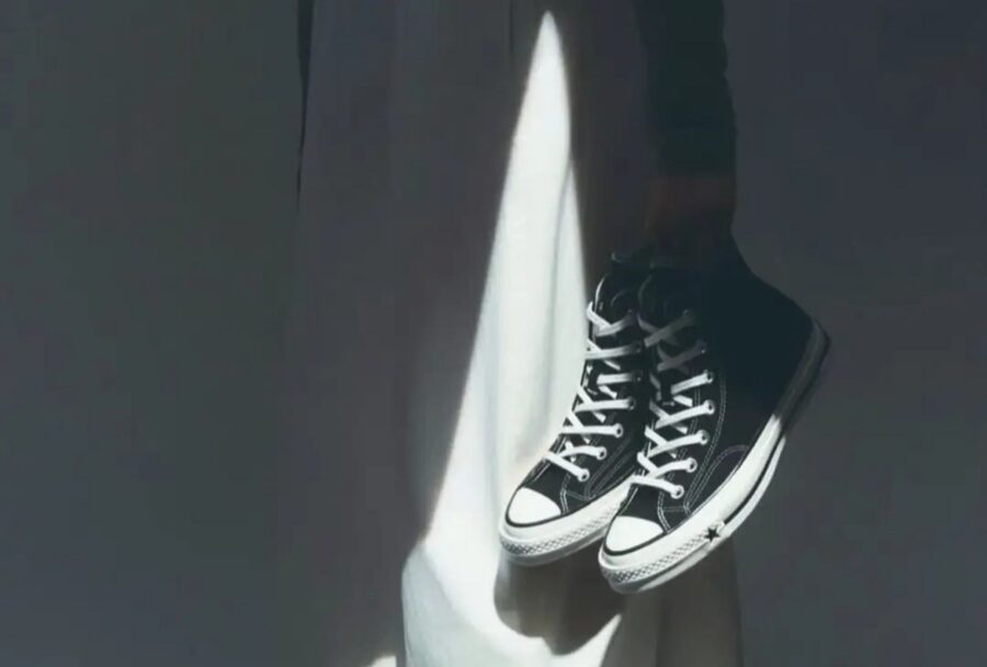 Converse retira anuncio de Karina tras comparaciones con el Ku Klux Klan