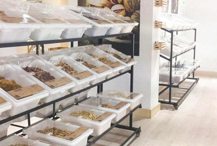 La marca combina productos a granel con una red de casi 200 productores, según cifras compartidas por sus fundadores | Imagen: Cortesía