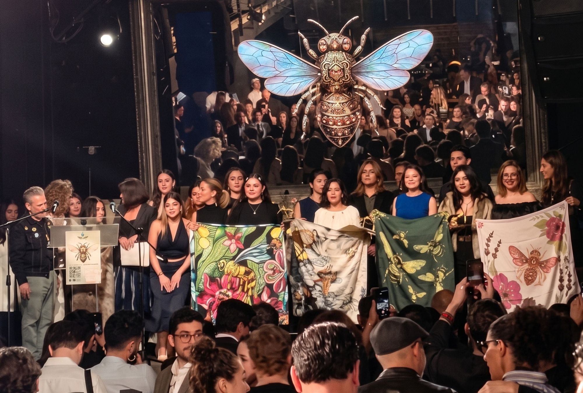 Bee2be usa moda, diseño, joyería y educación para financiar la conservación de abejas meliponas y proteger su hábitat natural.