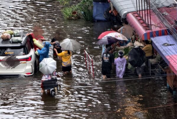Este vendedor logró mantener su negocio ‘a flote’ en medio de las inundaciones de Bangkok: VIDEO