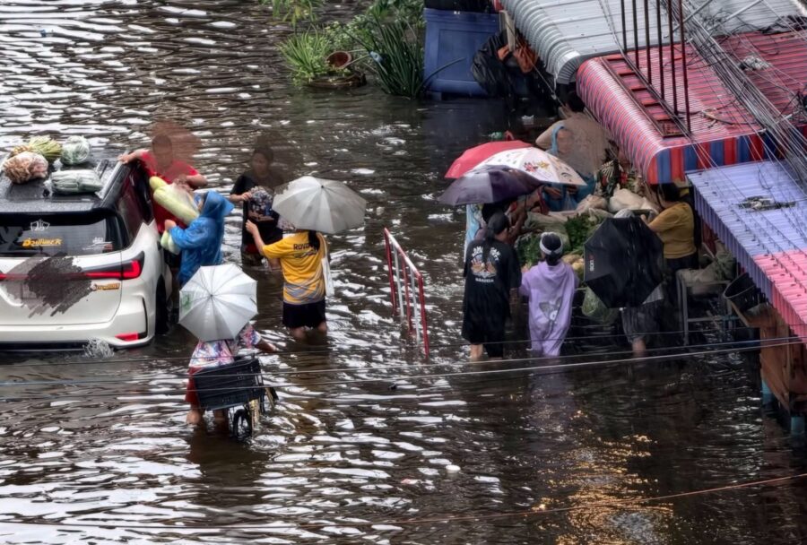 Este vendedor logró mantener su negocio ‘a flote’ en medio de las inundaciones de Bangkok: VIDEO
