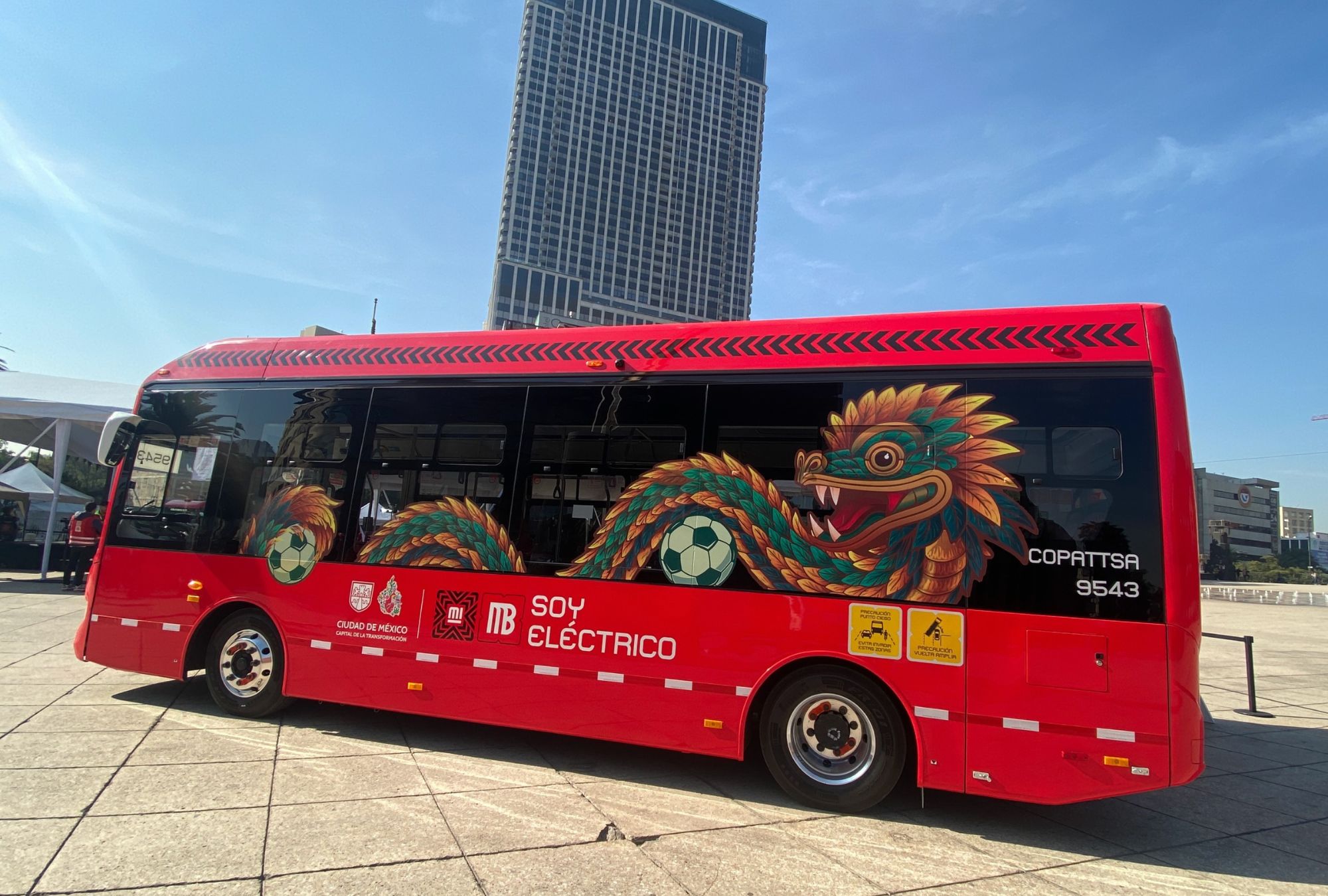 La Ruta Quetzalcóatl utiliza 19 autobuses eléctricos decorados con la imagen de la serpiente emplumada.