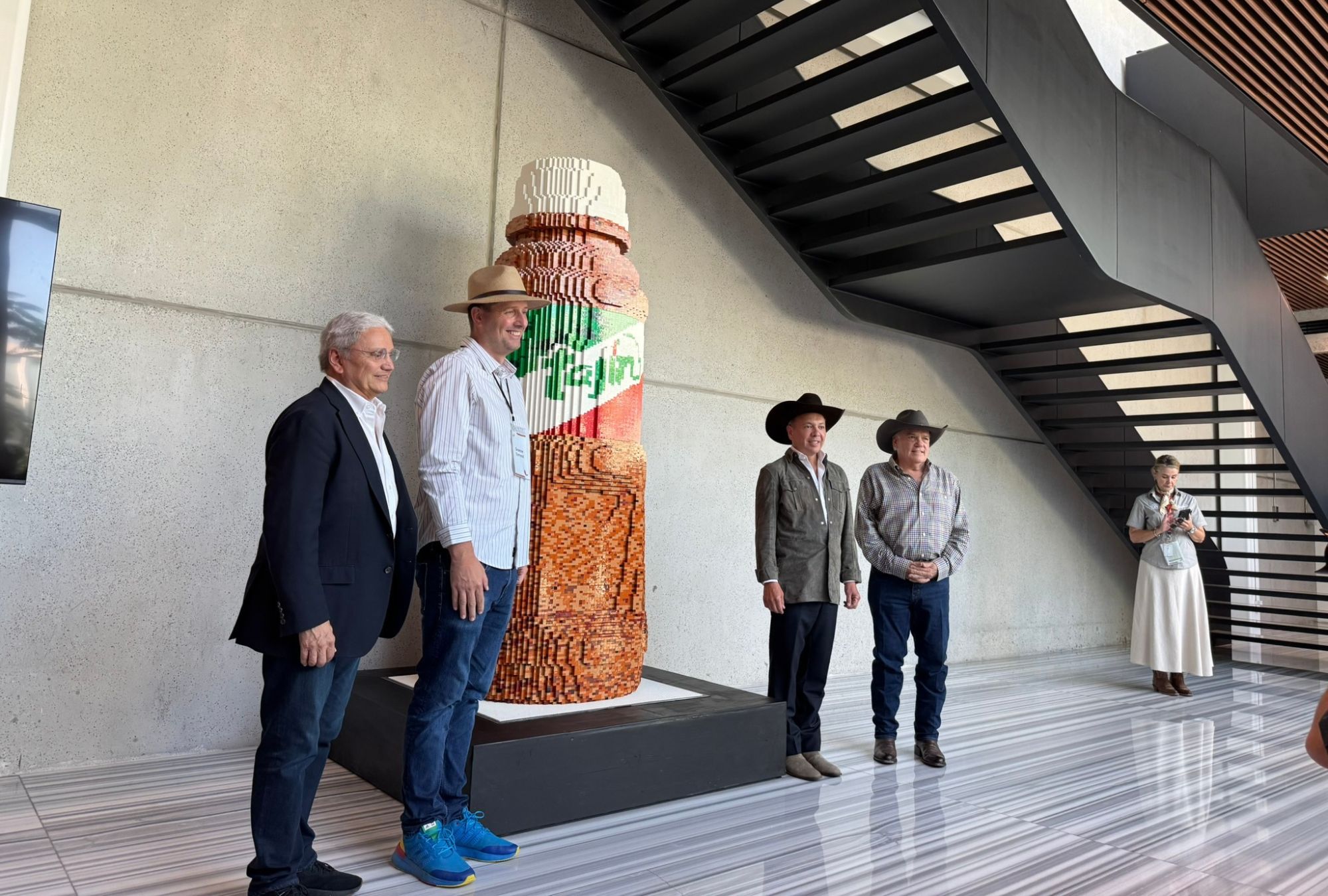 La escultura de la botella de Tajín permanecerá en la planta de Tala como parte del recorrido para visitantes.