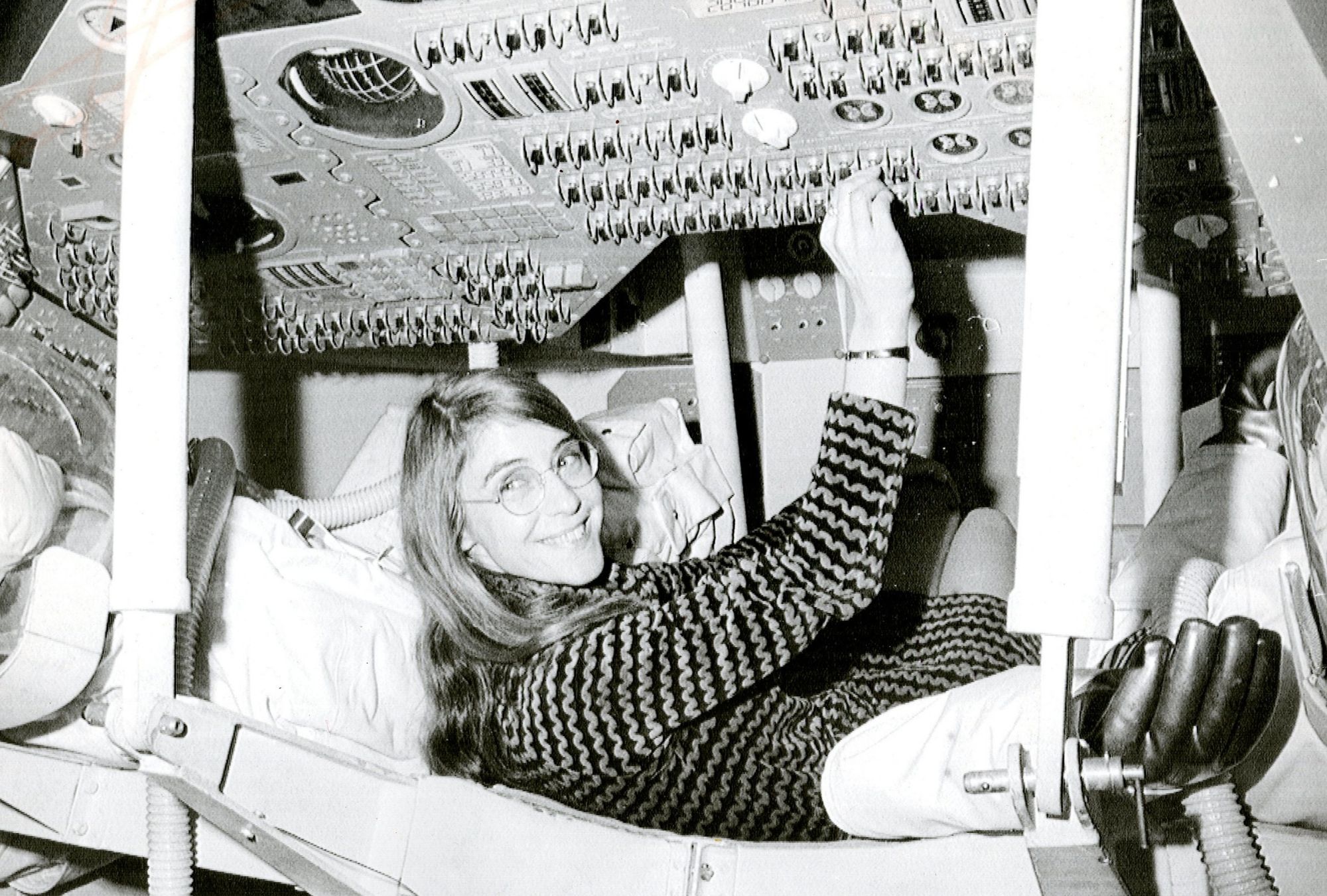Margaret Hamilton dirigió los equipos responsables del software de vuelo de los módulos lunar y de mando del programa Apolo.