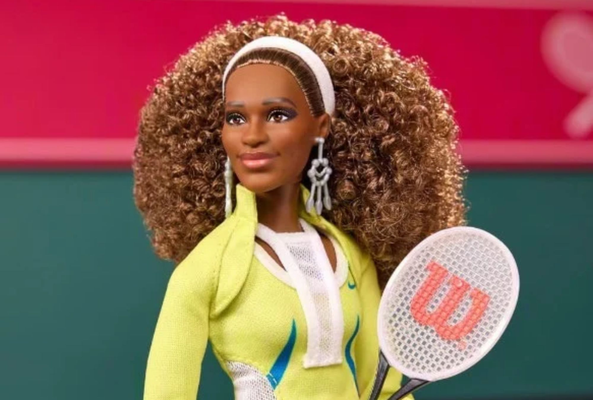 Mattel México ofrece la muñeca con un precio sugerido de 1,499 pesos e incluye accesorios y certificado de autenticida.