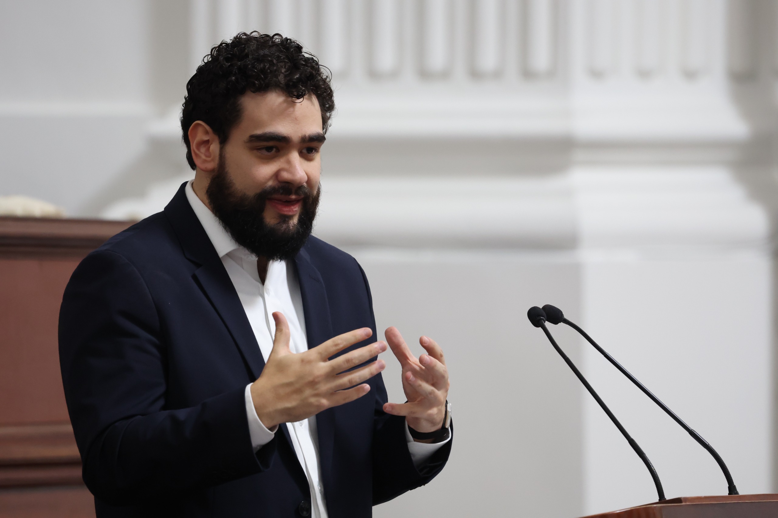 Juan Pablo de Botton presenta el informe trimestral de finanzas CDMX ante el congreso.