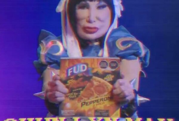 Lyn May pelea contra un refrigerador como Chun-Li para vender pizzas (VIDEO)