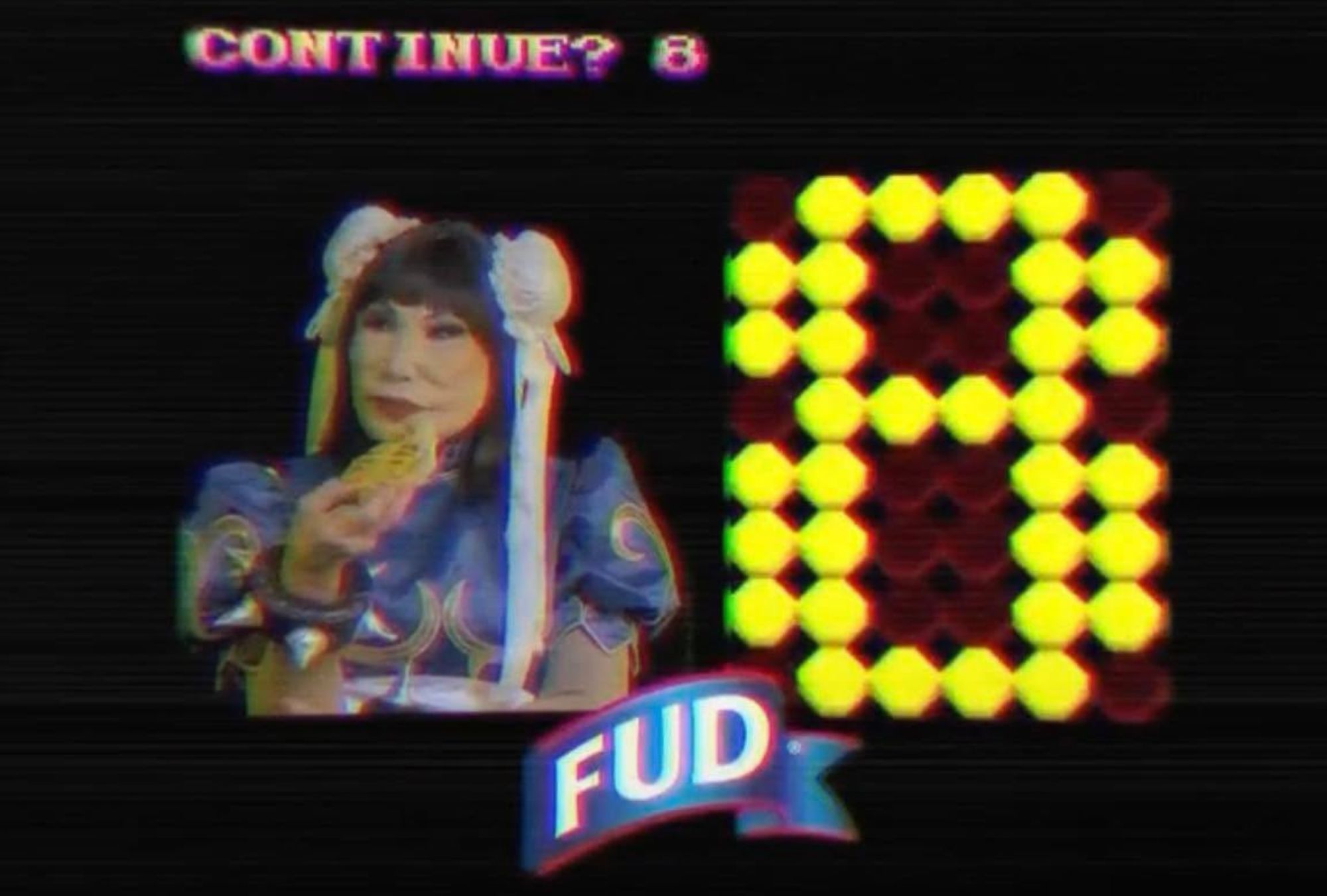 Lyn May pelea contra un refrigerador como Chun-Li para vender pizzas ...