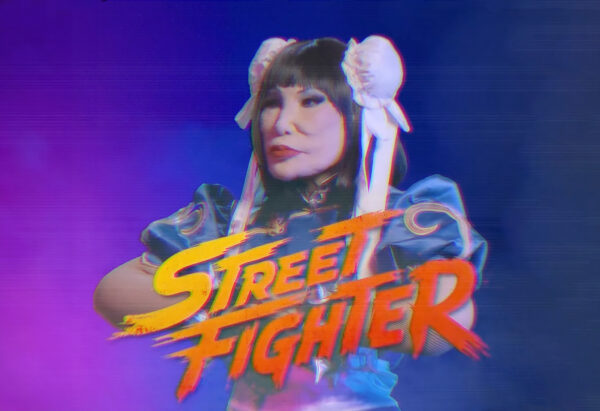 Lyn May pelea contra un refrigerador como Chun-Li para vender pizzas (VIDEO)