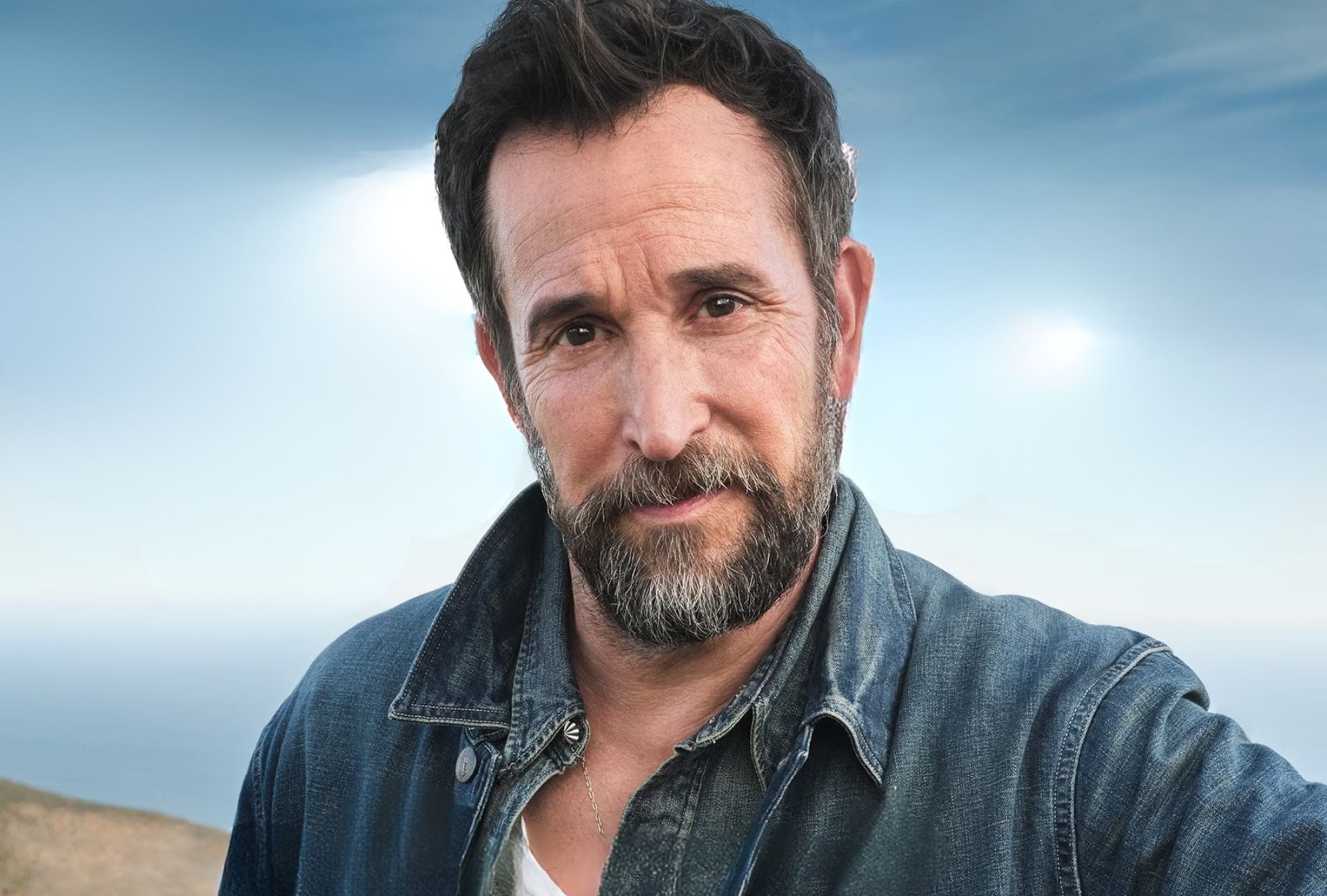 Noah Wyle saltó a la fama en 1994 como John Carter en ER, más de tres décadas antes del éxito que alcanzaría con The Pitt.
