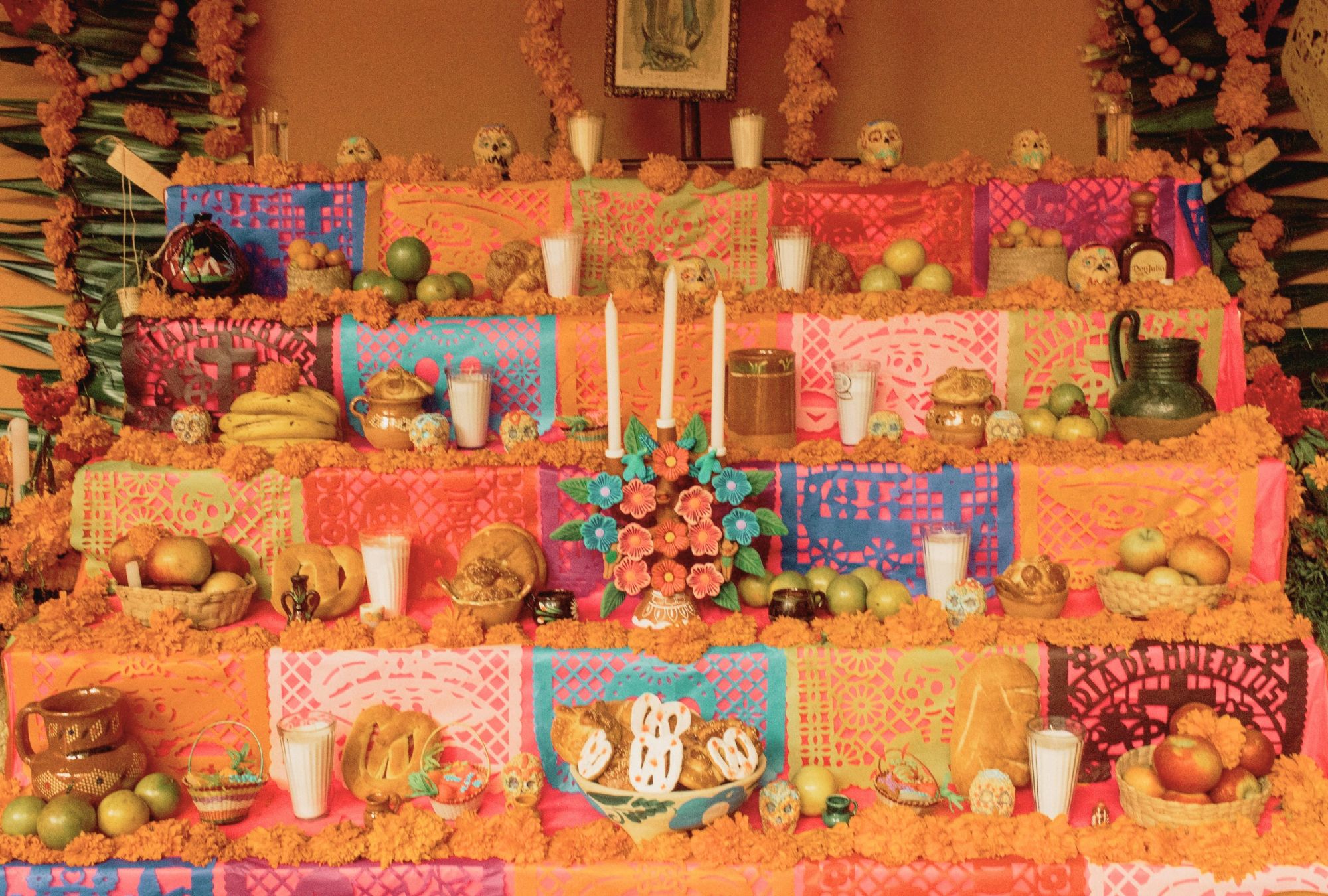 Las ofrendas varían entre regiones y familias, pero suelen incorporar fotografías, agua, veladoras, comida y flores de cempasúchil.