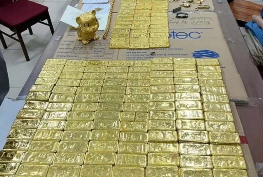 Oro confiscado del maletín del Sr. Pips. | Imagen: Cortesía de la policía de Vietnam.
