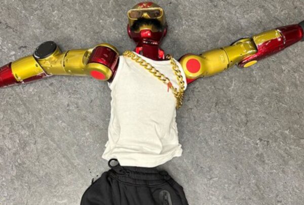 Policía ‘arresta’ a robot por acosar a una adolescente