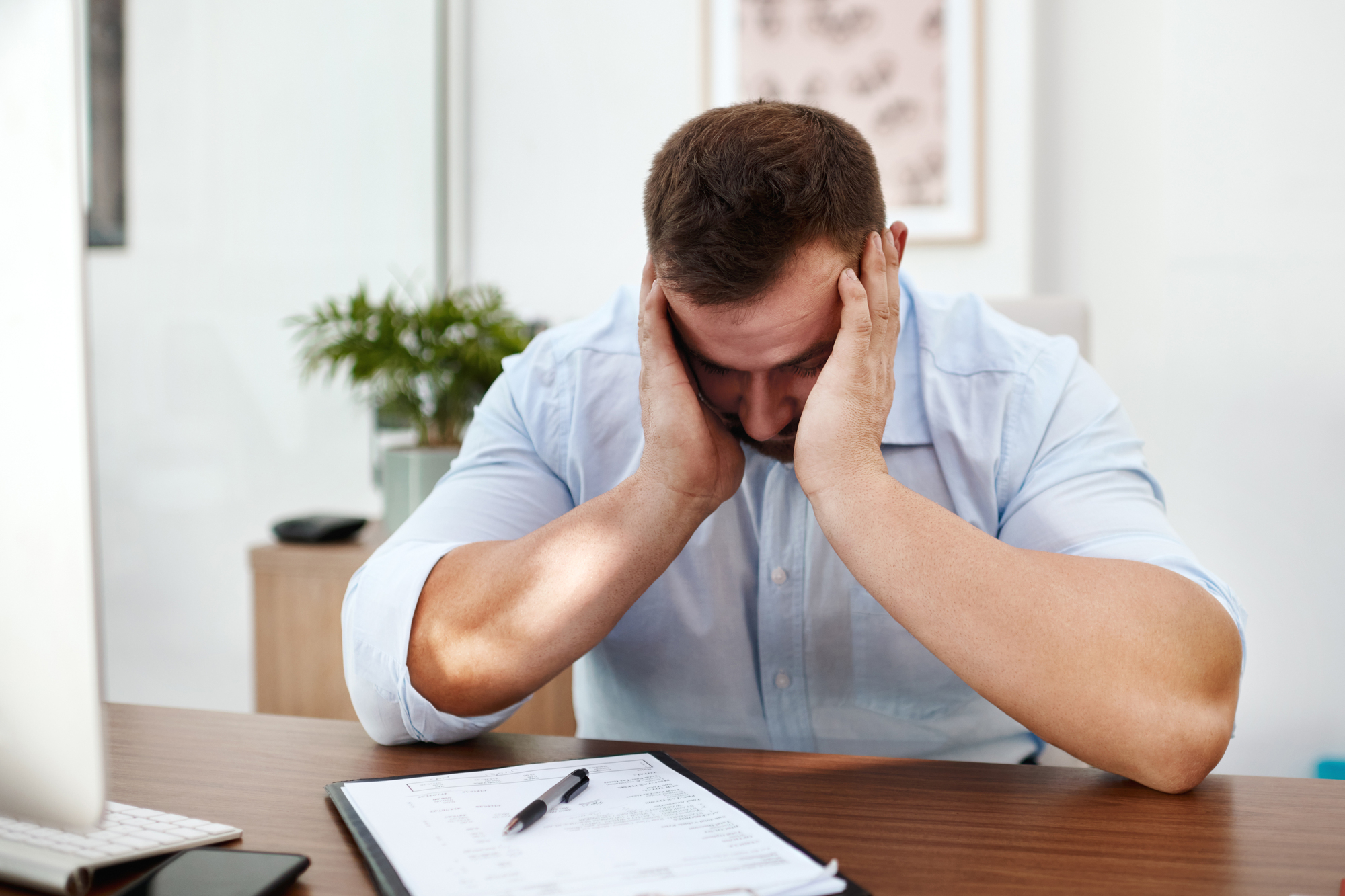 El agotamiento persistente puede ser una señal de alerta, pero por sí solo no permite diagnosticar burnout.